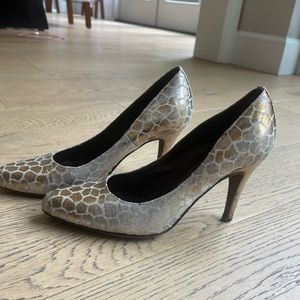 Donald J Pliner metallic pumps